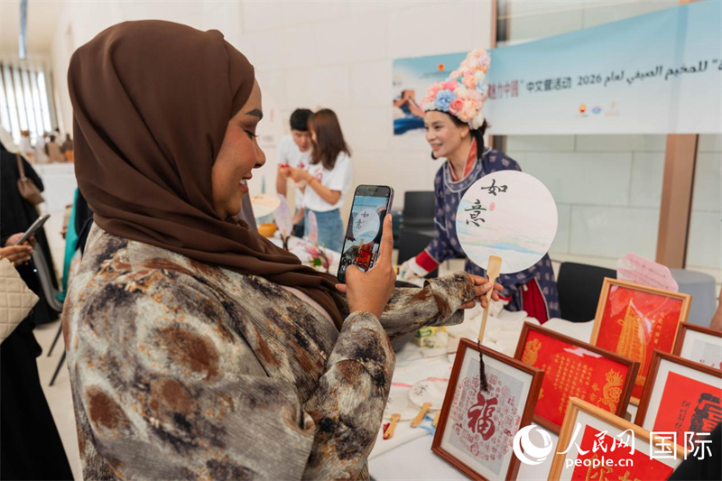 “魅力中国”中文营活动现场,阿曼友人体验中国非遗手作。人民网 塔里克·易卜拉欣摄