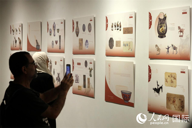 约旦民众欣赏展览。 人民网 纳达尔·达乌德摄
