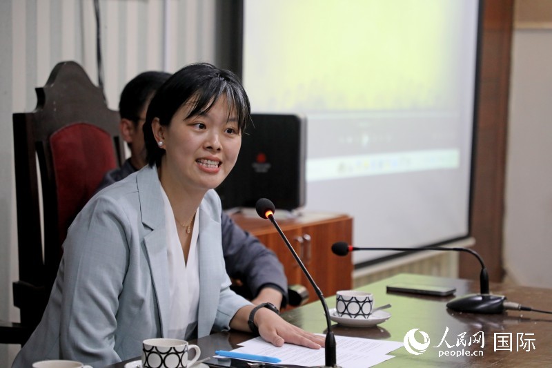 复旦大学新闻学院党委副书记夏天怡在放映活动前介绍影片。人民网记者赵益普摄