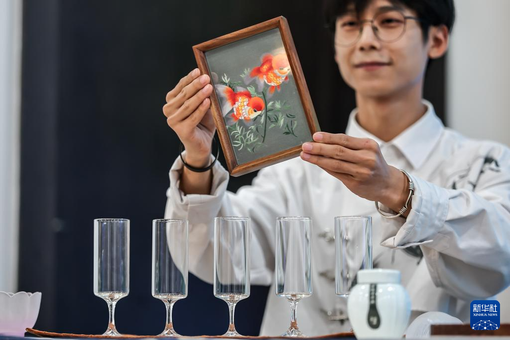 5月19日，在匈牙利布达佩斯，茶艺师在“茶和天下·雅集”系列活动开幕式上展示苏绣。