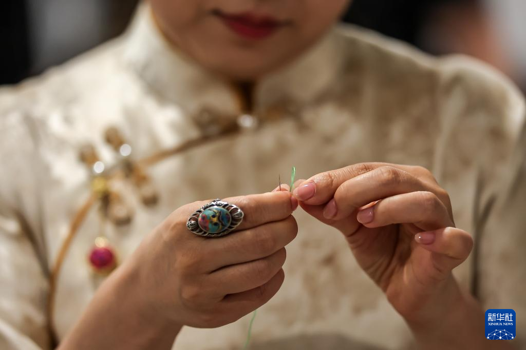 5月19日，在匈牙利布达佩斯，技师在“茶和天下·雅集”系列活动开幕式上展示刺绣技艺。