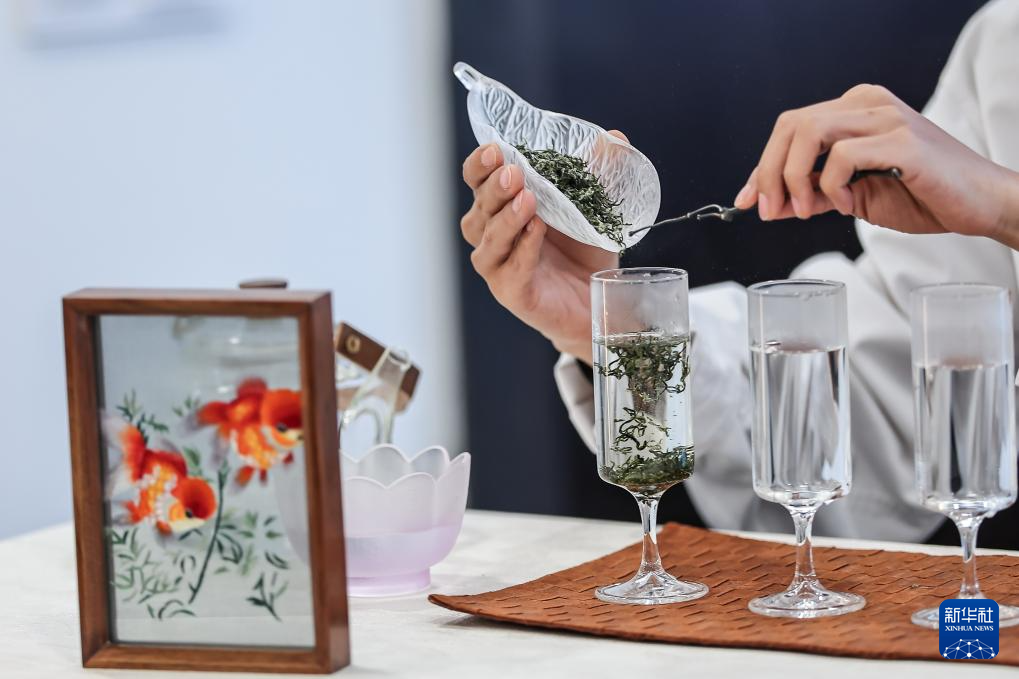 5月19日，在匈牙利布达佩斯，茶艺师在“茶和天下·雅集”系列活动开幕式上泡茶。