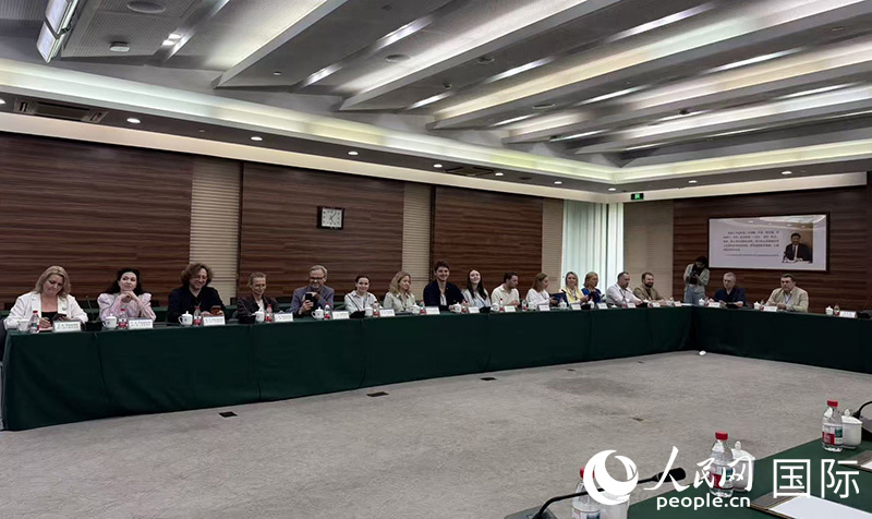 1. 俄罗斯媒体、文化界代表团与浙江大学师生座谈。人民网记者 杨倩摄