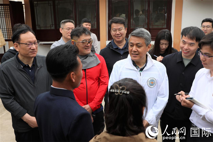 图为活动期间，中方一行走访农场员家庭。 人民网记者 刘融摄