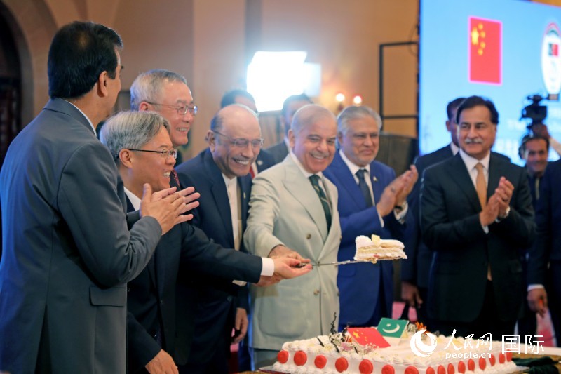 中巴官员共同切开蛋糕,庆祝中巴建交75周年。人民网记者赵益普摄