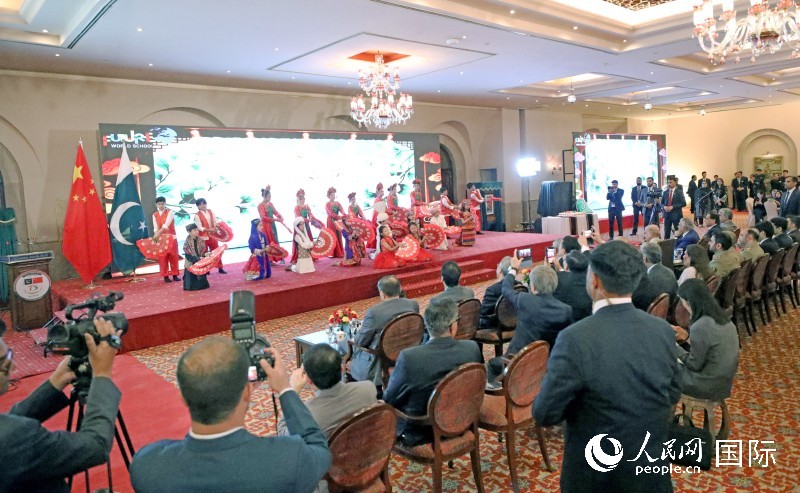 中巴两国儿童在招待会上进行文艺表演。人民网记者赵益普摄