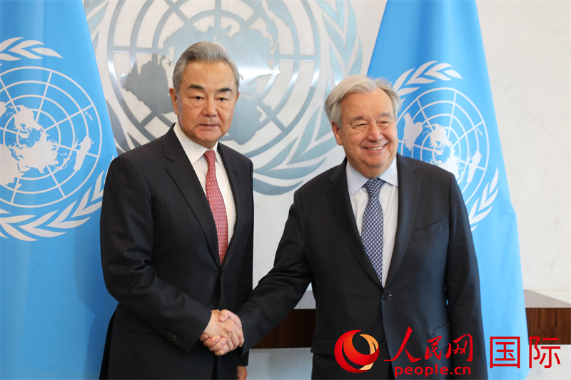 当地时间2026年5月26日，中共中央政治局委员、外交部长王毅在纽约主持联合国安理会高级别会议期间会见联合国秘书长古特雷斯。人民网记者 李志伟摄