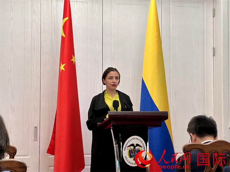 5月28日，应邀来华参加2026减贫与发展高层论坛的哥伦比亚农业和农村发展部部长玛尔塔·卡瓦哈利诺，在哥伦比亚驻华大使馆举行新闻发布会。人民网记者 周雨摄