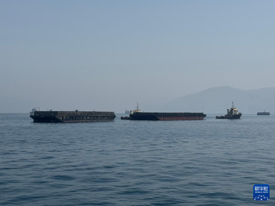 这是5月29日在阿曼北部小镇海塞卜拍摄的滞留在霍尔木兹海峡水域的商船（手机照片）。新华社记者 温新年 摄