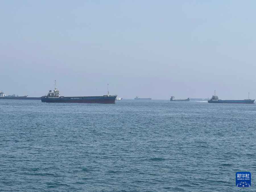 这是5月29日在阿曼北部小镇海塞卜拍摄的滞留在霍尔木兹海峡水域的商船（手机照片）。新华社记者 温新年 摄