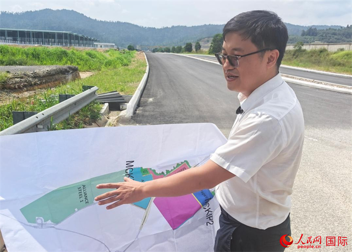 满辉介绍马中关丹产业园建设情况。人民网记者 覃心摄