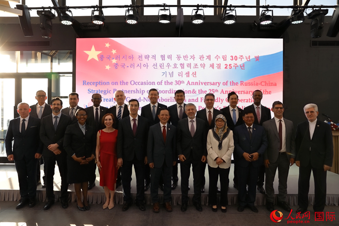 出席招待会的嘉宾合影留念。人民网记者 莽九晨摄