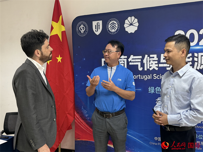 中葡气候与能源联合研究院中葡双方代表在交流工作事项。人民网记者 李潇摄