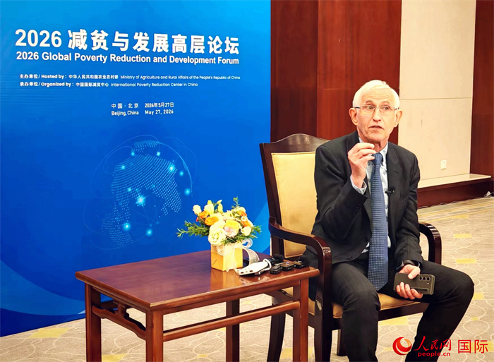 英国社会科学院院士罗伯特·沃克接受中国媒体采访。人民网记者 李琰摄