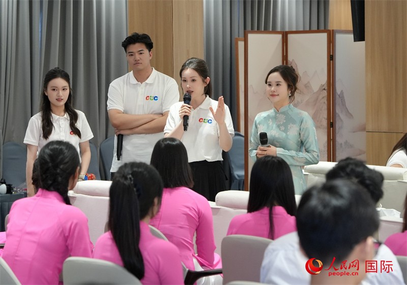 中国传媒大学学生代表与越南青年交流对话。人民网记者 白晓川摄