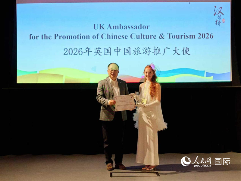 中国驻伦敦旅游办主任张力为狄莉雅颁发荣誉证书。杨浩鹏摄