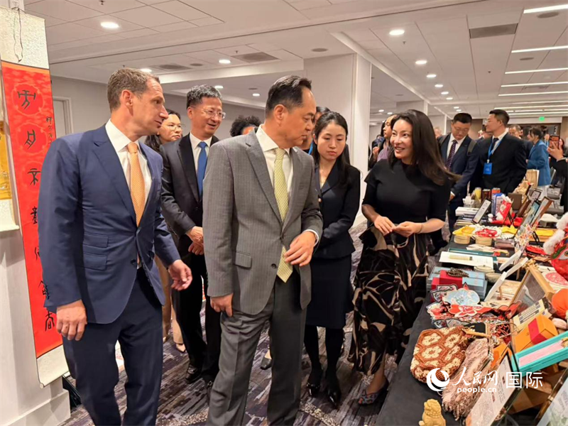 旧金山市市长罗伟(左一)、中国驻旧金山总领事张建敏(左二)和中国对外友协副会长沈昕巡视大会展场。人民网记者 邓圩摄