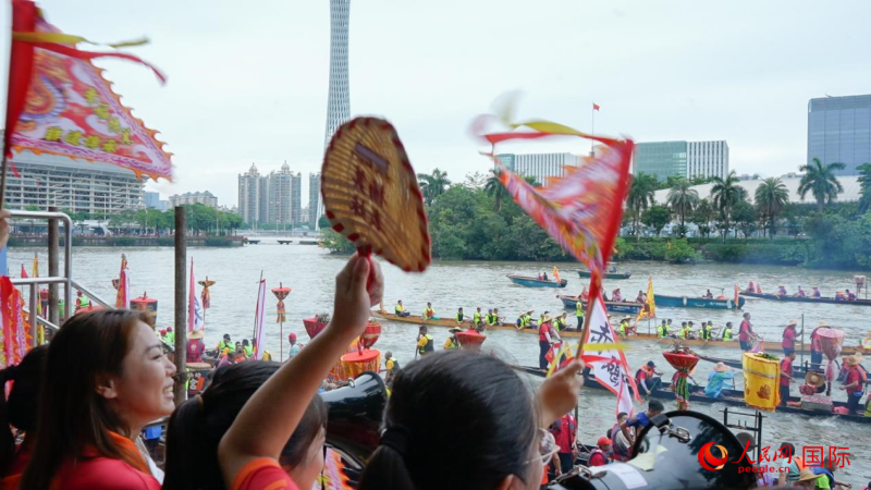 杨箕村在珠江之滨以“龙船招景”之礼迎候四方。人民网 韩宇轩摄