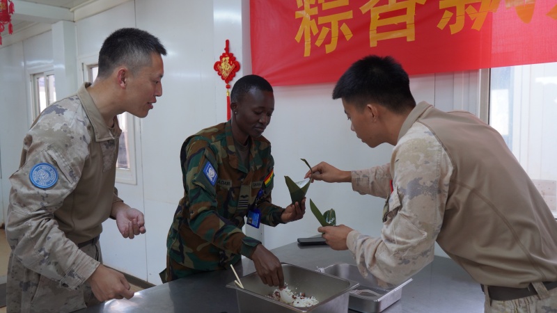 体验包粽子。维和工兵分队供图