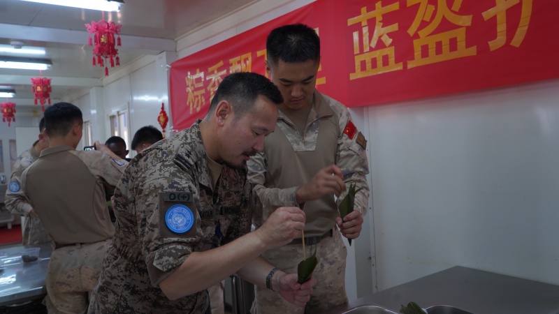 体验包粽子。维和工兵分队供图