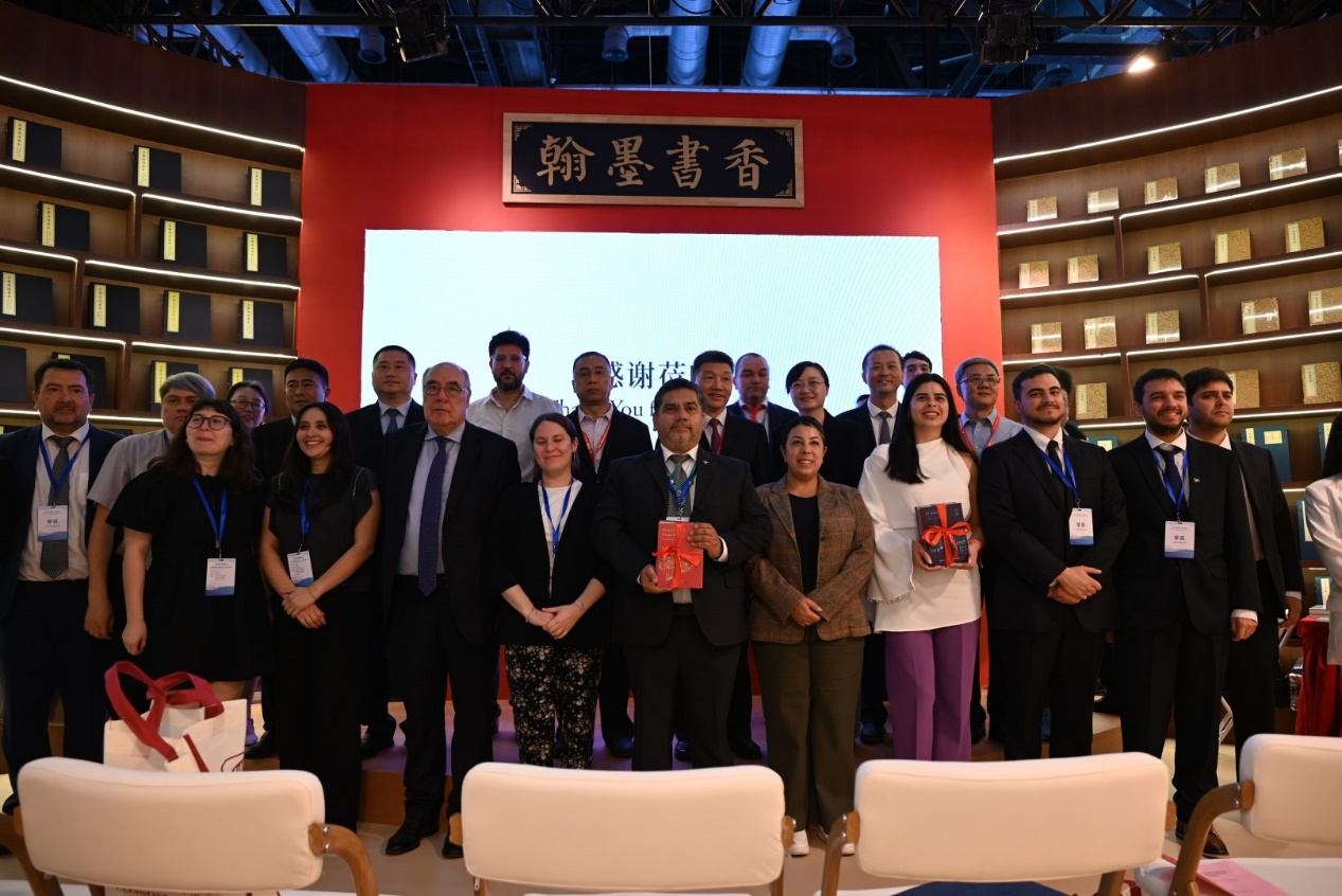 参加“中拉经典著作互译”项目启动仪式的中外嘉宾合影。朝华出版社供图