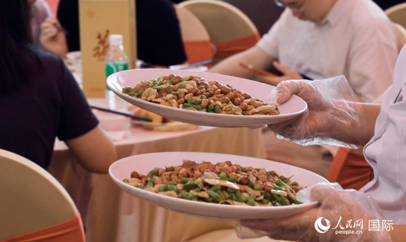 招景宴席的特色菜肴——龙船丁。人民网 吴宇扬扬摄