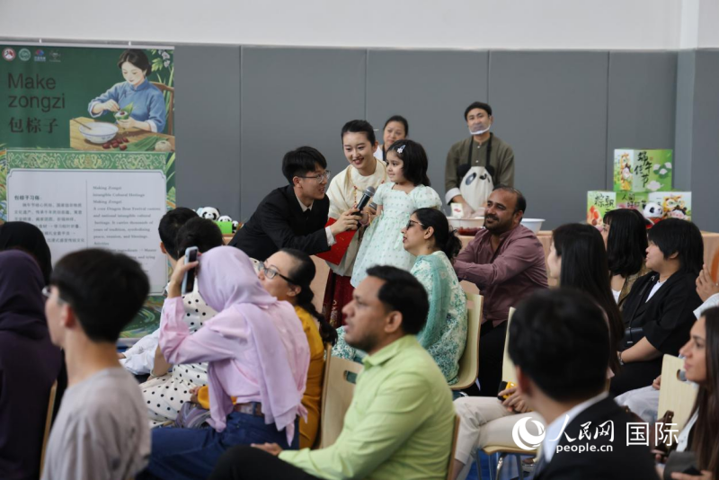端午文化主题讲解环节,小观众积极答问。人民网记者 张志文摄