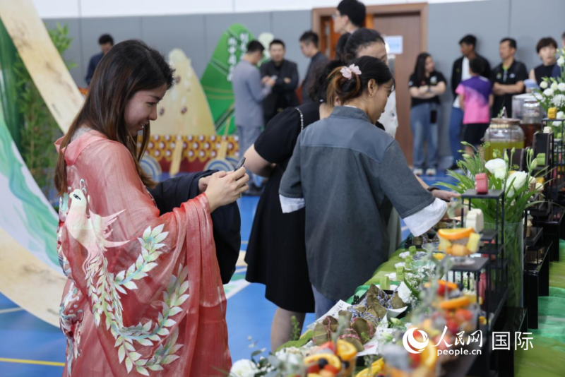 端午主题特色茶点吸引嘉宾拍照打卡。人民网记者 张志文摄