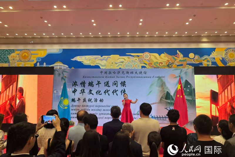 现场文艺演出精彩纷呈。人民网记者 李强摄