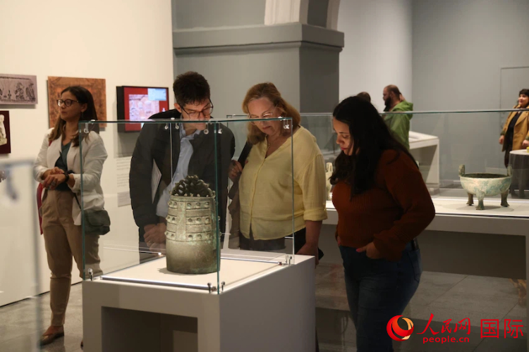 参观者在观看“和鼎调羹——中国古代饮食文化展”的一件展品。 人民网记者 时元皓摄