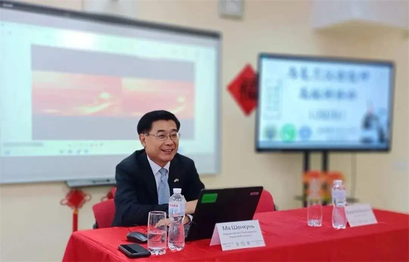 中国驻乌克兰大使马升琨授课。使馆供图