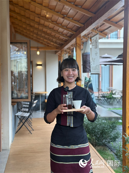赵华在自己的咖啡馆里。人民网记者 虎遵会摄