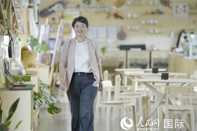 李梅英对孟连咖啡品牌如数家珍，对当地咖啡产业的发展了如指掌。人民网记者 虎遵会摄