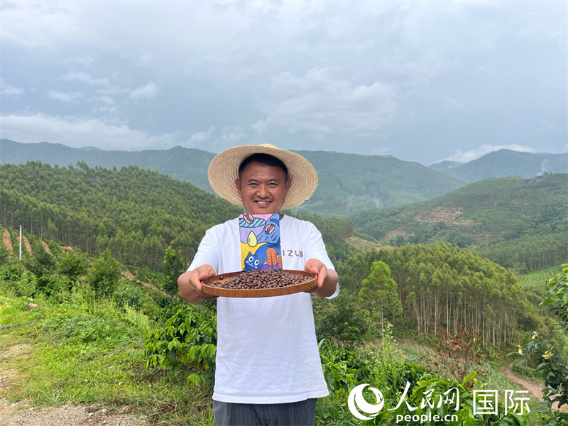 官勇的来珠克庄园坐落在孟连的山间，集生态旅游、咖啡文化、乡村度假、咖啡品鉴、线上销售于一体。人民网记者 寇杰摄