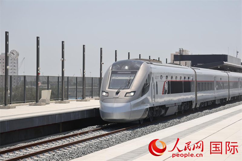 一列客运列车在阿提哈德铁路上行驶。人民网记者 张志文摄