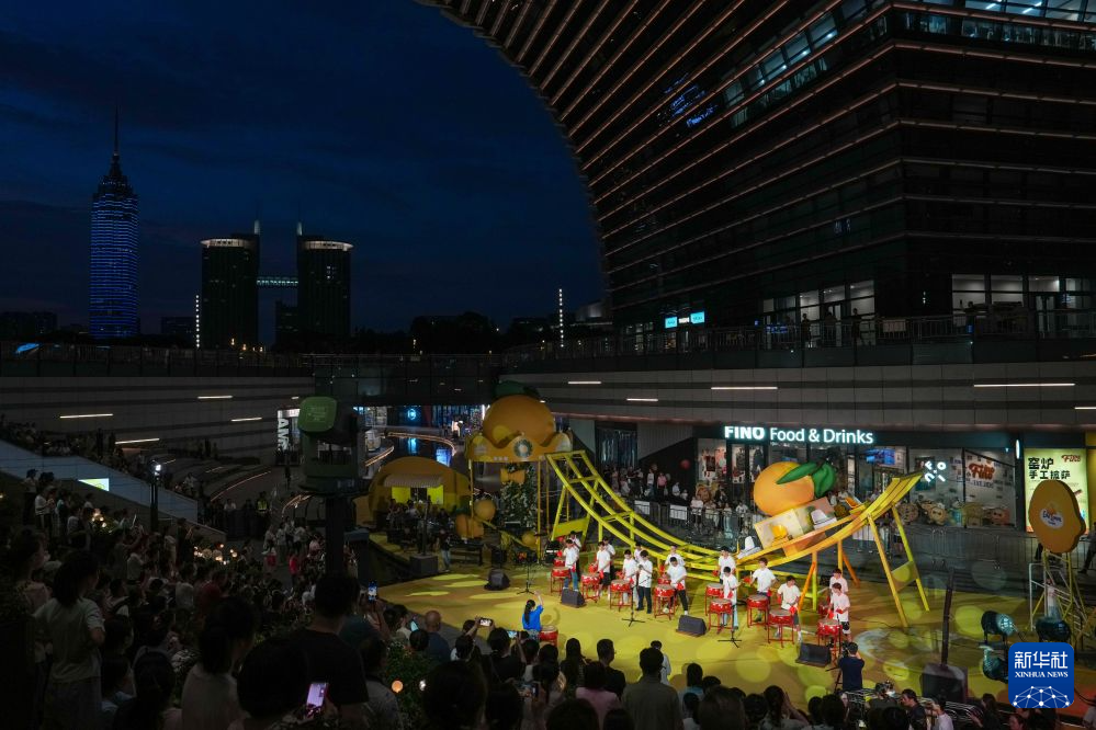 7月14日，多国青少年音乐爱好者在音乐会现场进行表演。新华社记者 李博 摄