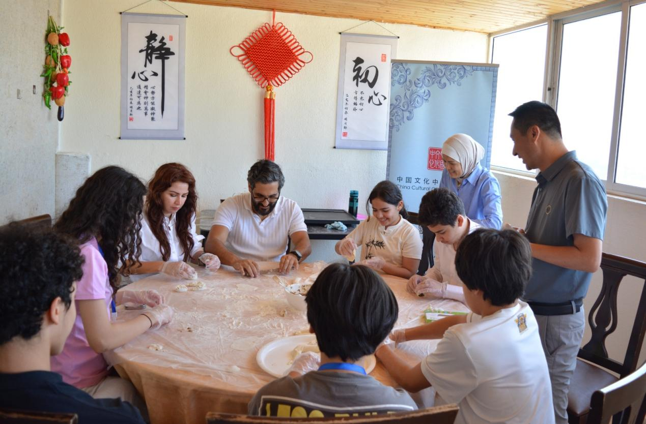 营员们参与中华美食主题体验活动。安曼中国文化中心供图