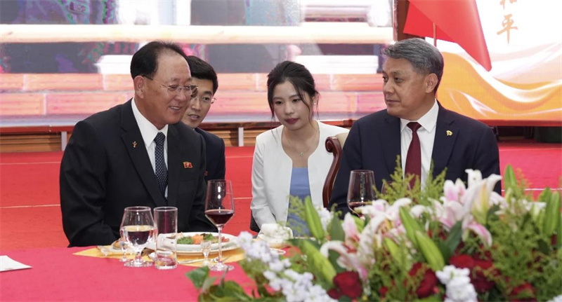 招待会上,王亚军与努光铁亲切交流。 中国驻朝鲜使馆供图