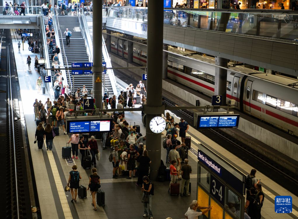 7月30日，旅客在德国柏林主火车站候车。新华社记者 张豪夫 摄