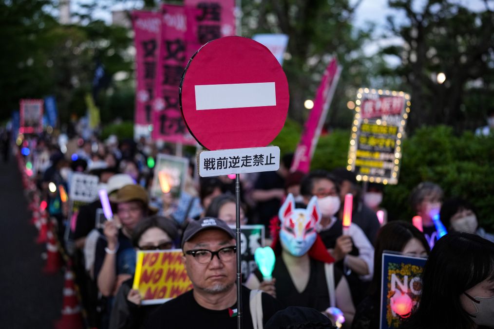 5月19日,在位于日本东京的国会议事堂前,民众手持标语参加抗议集会。新华社记者贾浩成摄