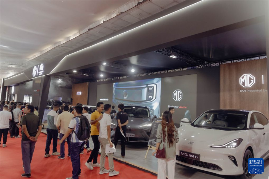 这是8月11日在尼泊尔加德满都拍摄的名爵汽车展台。新华社发（苏拉韦·什雷斯塔摄）