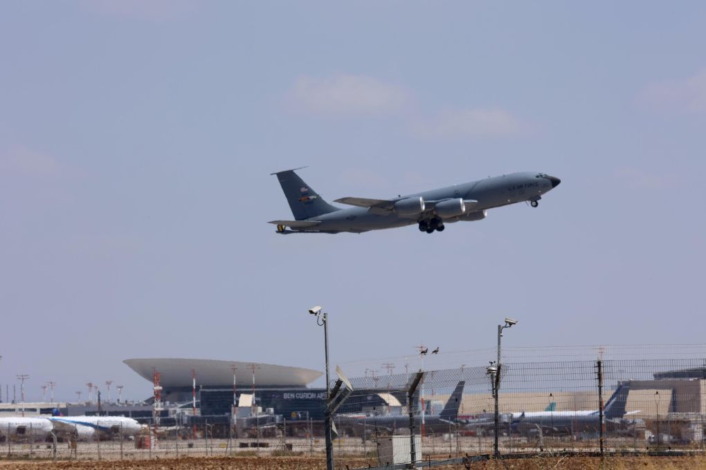 6月15日,一架美军空中加油机从以色列本-古里安机场起飞。新华社发(吉尔·科恩·马根摄)