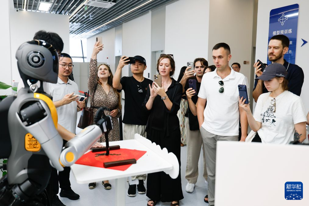 8月25日，中俄记者联合采访团成员在湖北人形机器人创新中心观看人形机器人表演。新华社记者 伍志尊 摄