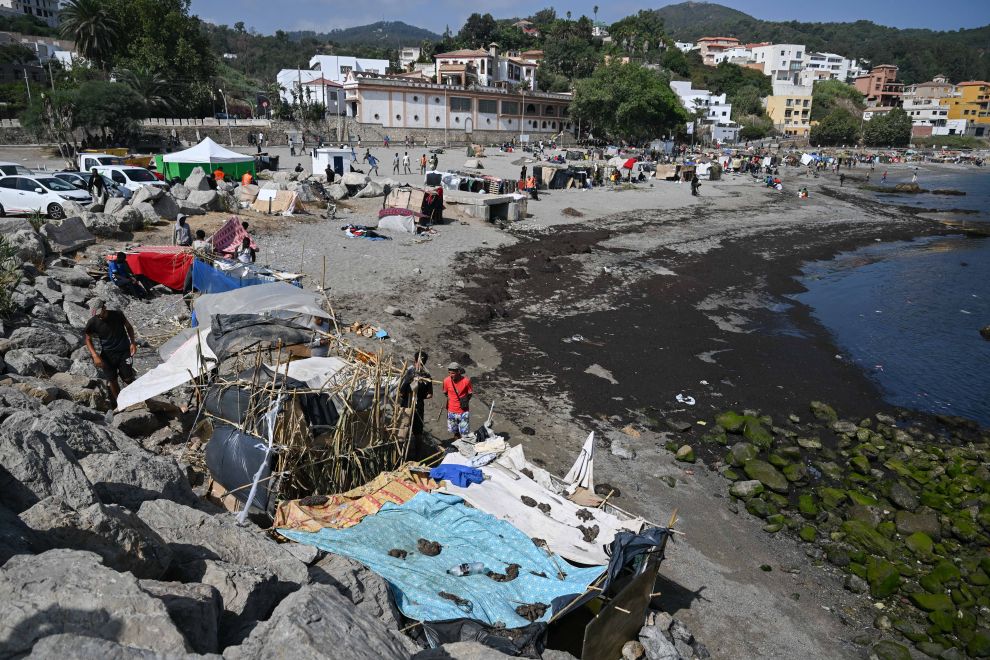 这是8月15日拍摄的非法移民在西班牙休达特兰波林海滩上搭建的简易住所
。新华社记者程敏摄