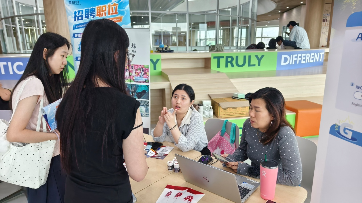 招聘会现场。主办方供图