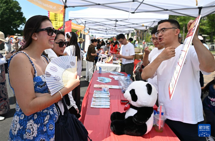 8月29日，在美国首都华盛顿，一名女子在第24届华盛顿中国文化节展位参与中国知识有奖答题。新华社记者 李睿 摄