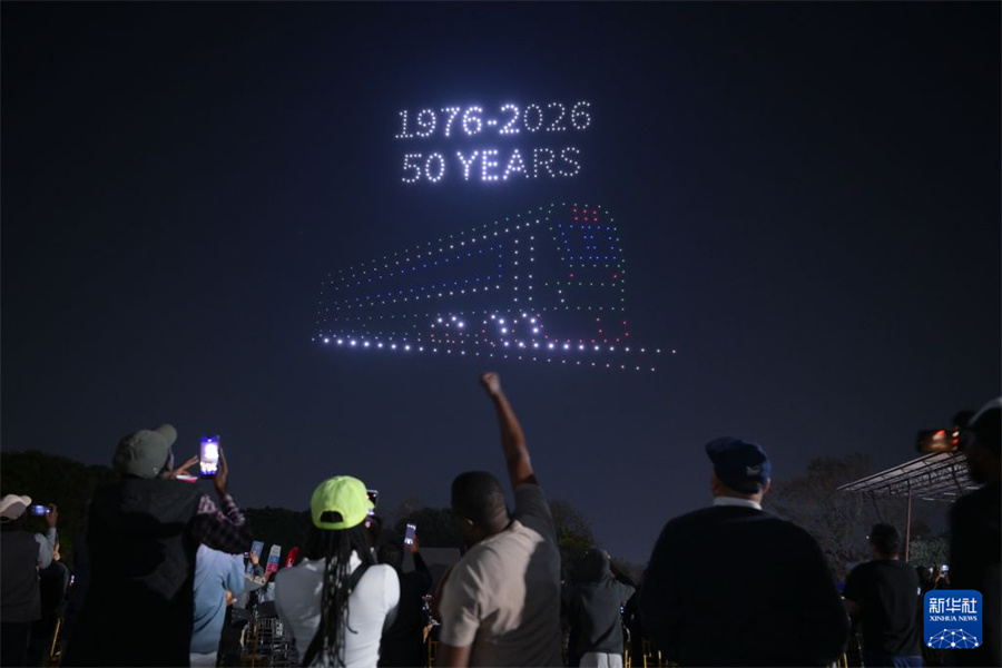 8月29日，在赞比亚首都卢萨卡，无人机群在空中展现坦赞铁路50周年的图案。新华社记者 杨光 摄