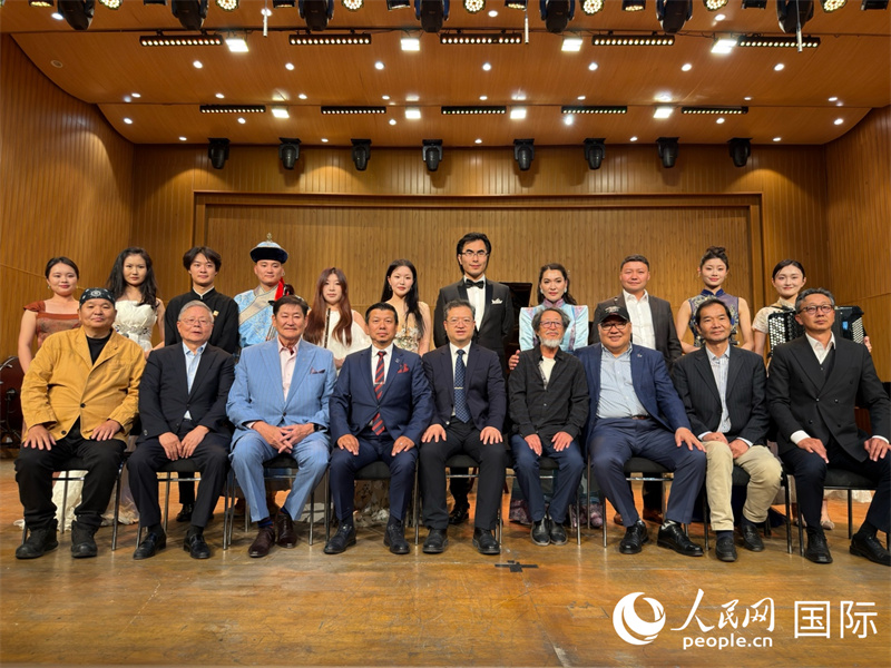 图为演出结束后,中蒙音乐家与嘉宾合影。人民网记者 张朋辉摄