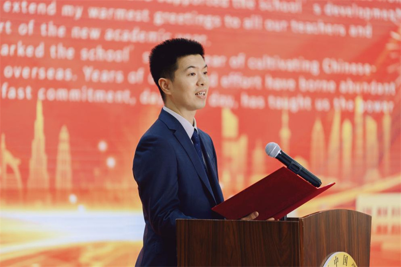 迪拜中国学校校长王进致辞。主办方供图