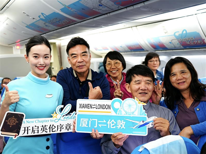 厦航空姐与乘客合影留念。厦门航空公司供图
